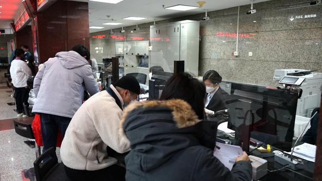 探访北京市公安局出入境接待大厅:证件办理量明显增加